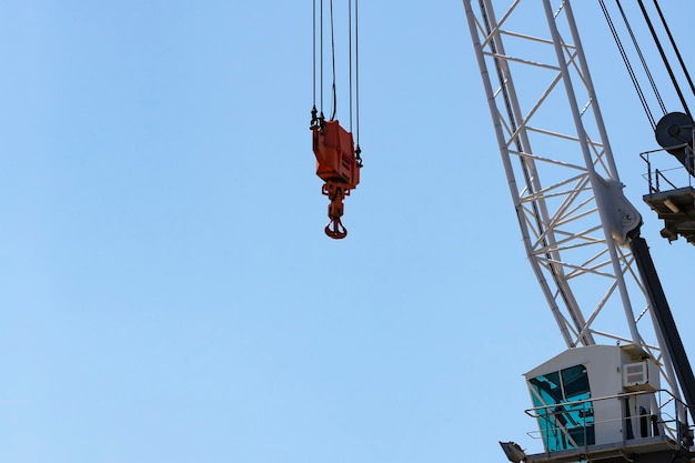 Détail d'une grue sur un fond de ciel bleu