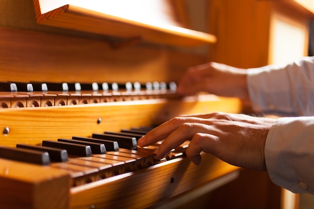 Détail d&#39;un homme jouant d&#39;un orgue