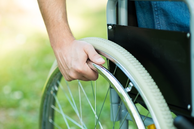 Détail, homme, utilisation, fauteuil roulant, parc