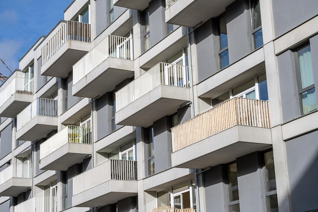 Détail d'un immeuble d'appartements gris moderne vu à Berlin en Allemagne