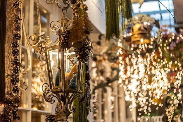 Détail intérieur de boutique de décoration de Noël pendant Noël