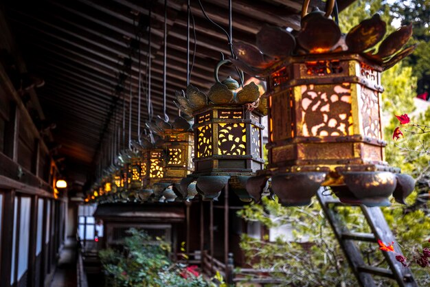 détail de lanternes japonaises traditionnelles dans un temple sur le mont Koya