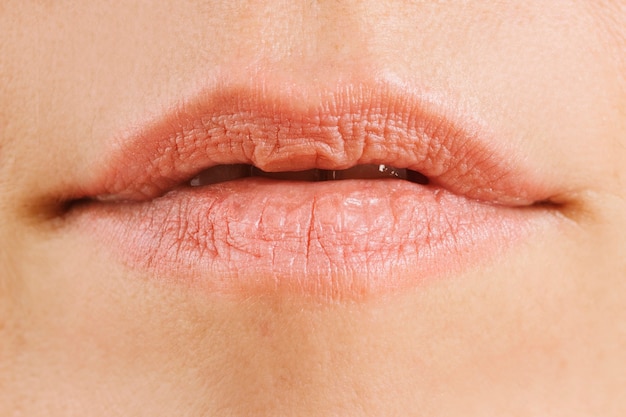 Photo détail des lèvres naturelles d'une femme sans maquillage