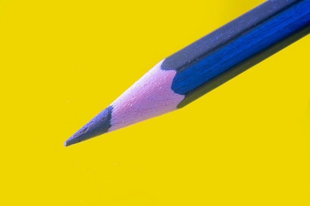 Détail macro d'un crayon graphite avec un fond jaune