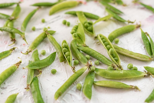 Détail de macro de matières premières fraîches ouvertes mûres de haricots pois