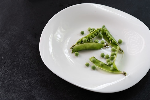 Détail de macro de matières premières fraîches ouvertes mûres de haricots pois