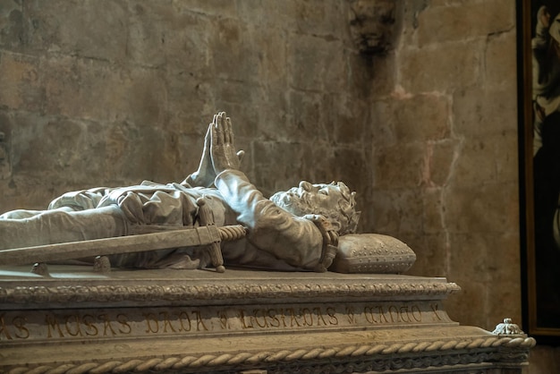 Détail des magnifiques sculptures de la crypte à l'intérieur du monastère de Jeronimos à Belém