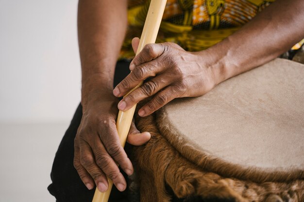 Détail des mains du musicien afro-américain jouant de la flûte avec copie espace. Cours de musique en ligne d'apprentissage d'instruments de musique. Style rythmique et blues. Culture et traditions ethniques.