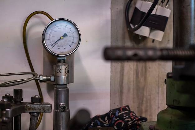 Détail d'un manomètre à l'intérieur d'un atelier prêt à l'emploi