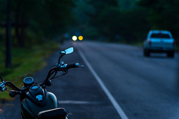 Photo détail de la moto avec lumière du lever du soleil