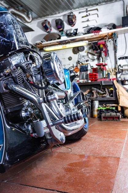 Détail sur une moto moderne dans l'atelier Mise au point sélective d'échappement de moto Fermé et sélectionné concentré sur le gros moteur de moto et d'autres détails