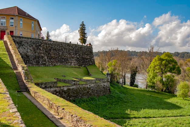 Détail de mur dans le village médiéval de Moncao Portugal