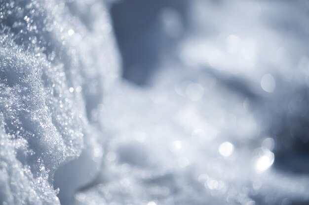 Détail de la nature hivernale à la campagne. Surface de la neige fondante en plein soleil.