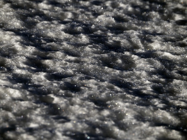 Détail de la neige gelée des Dolomites sur la montagne