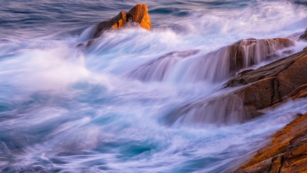 Photo détail de l'océan de la côte espagnole de la costa brava, palamos