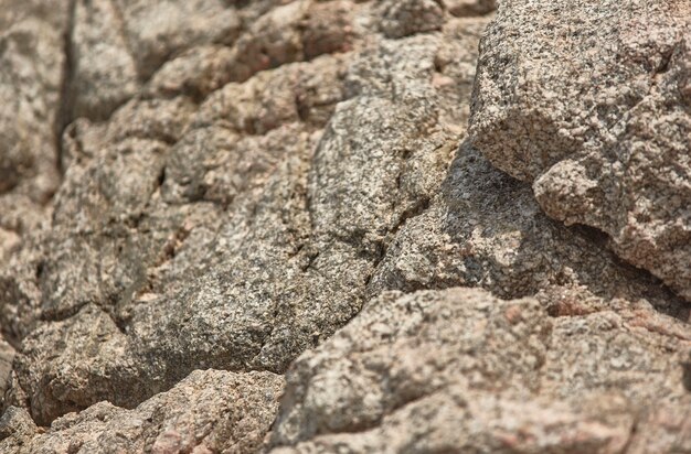 Détail des ondulations d'une roche calcaire formant une falaise en Méditerranée