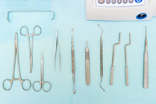 Détail des outils dentaires en clinique dentaire. Concept de dentiste.