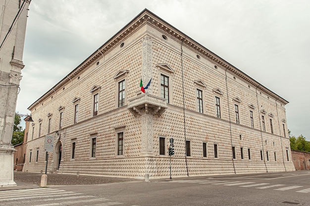 Détail de Palazzo dei Diamanti, un bâtiment historique célèbre à Ferrare en Italie