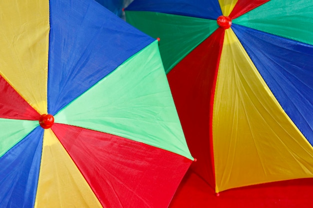 Détail de parasols colorés décoratifs