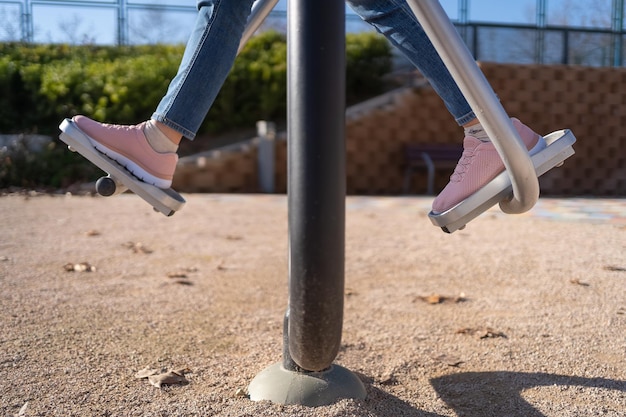 Détail des pieds des femmes s'exerçant sur un appareil de gymnastique dans la rue d'accès public