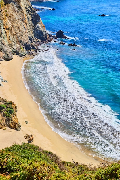 Détail de la plage de l'océan avec des vagues et des falaises