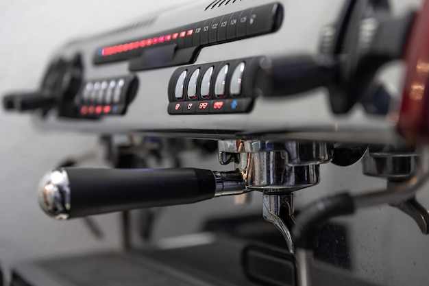 Détail de plan rapproché d'une machine à café professionnelle