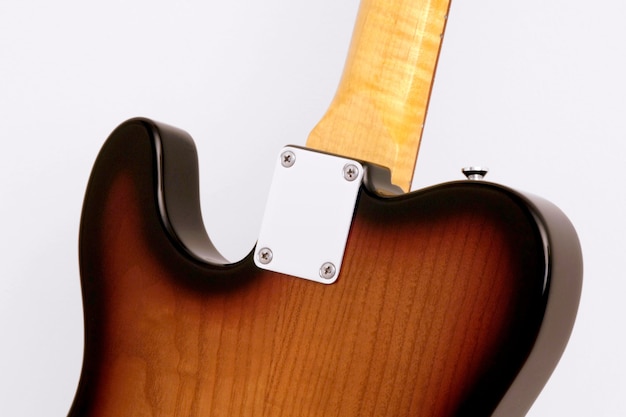 Détail plaque arrière corps guitare électrique telecaster flamme sur fond blanc