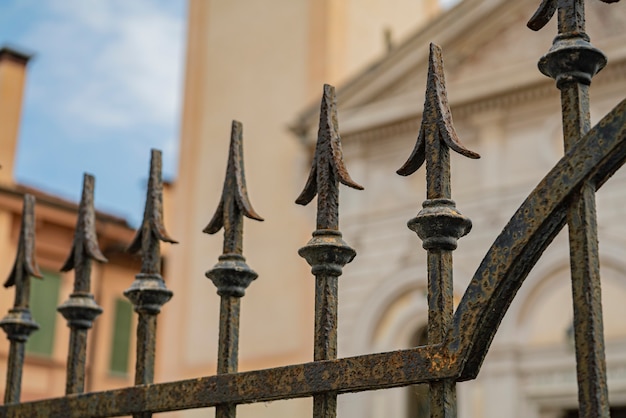 Détail De Pointes De Porte En Fer Forgé Dans Un Ancien Bâtiment En Italie