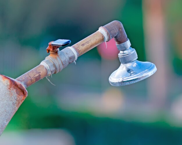 Détail d'une pomme de douche rouillée