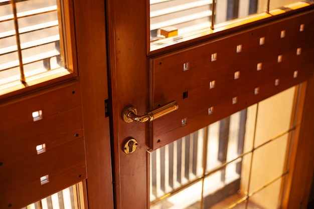 Détail de la porte en bois avec vitraux