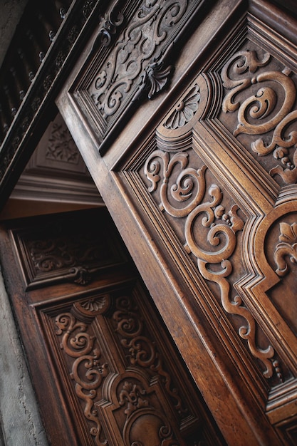 Photo détail d'une porte d'entrée en bois