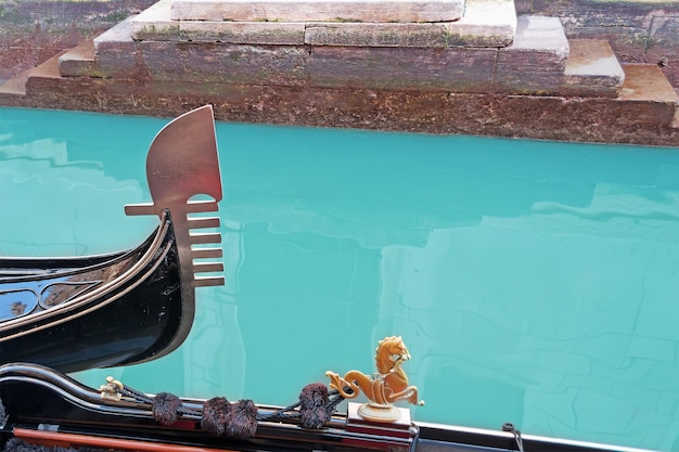 Détail de la proue des gondoles dans un canal étroit de Venise