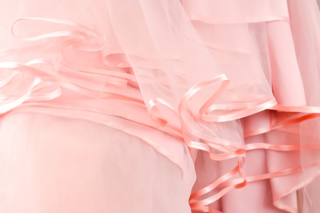 Détail de la robe de mariée. Robe de mariée rose volants se bouchent.