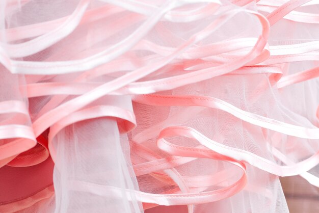 Photo détail de la robe de mariée. les volants de la robe de mariée rose se bouchent.