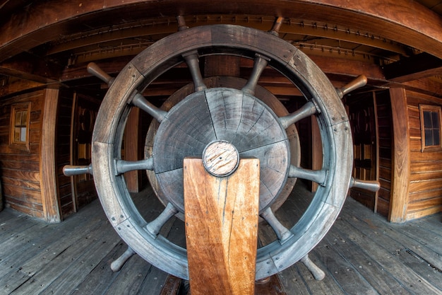 Détail de la roue en bois du bateau pirate