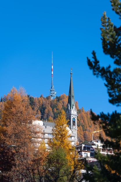 Détail de Sankt Moritz en Suisse. Le clocher de l'église