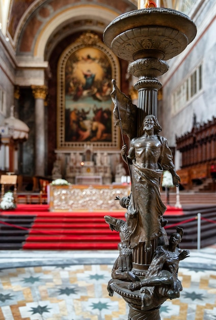 Détail de la statue à l'intérieur de la basilique d'Esztergom en Hongrie