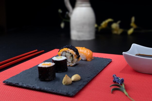 Photo détail de sushi traditionnel japonais en studio