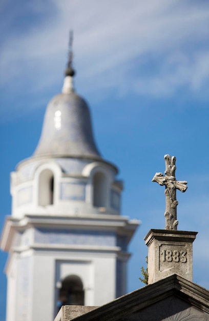 Détail de tombe dans le cimetière de la Recoleta avec ciel bleu