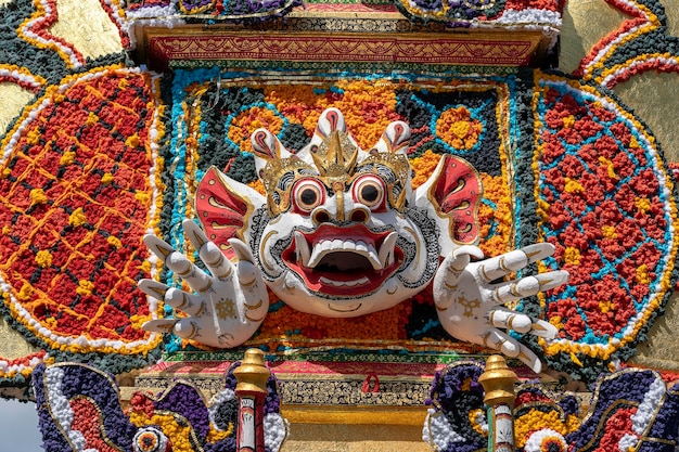 Détail de la tour de crémation Bade avec des sculptures balinaises traditionnelles de démons et de fleurs sur la rue centrale de l'île d'Ubud Bali Indonésie Préparé pour une prochaine cérémonie de crémation