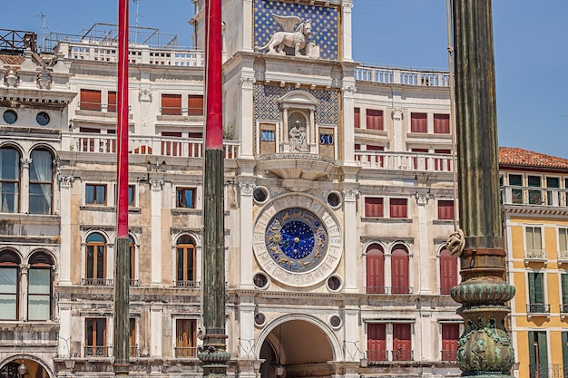 Détail de tour d'horloge à Venise, en Italie un exemple d'architecture de la Renaissance