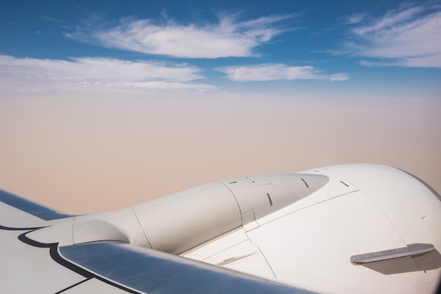 Détail de la turbine d&#39;un avion au-dessus des nuages