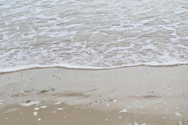 Détail de vague, marée dans la plage de sable en Italie. Voir vide, détail d'arrière-plan