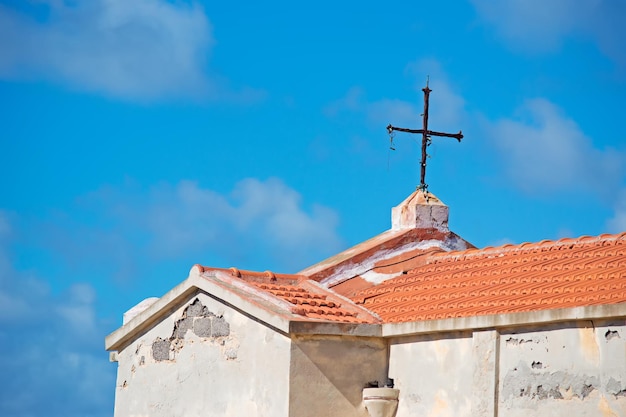 Détail d'une vieille croix sur un toit d'église