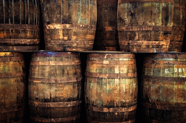 Détail de vieux fûts de whisky en bois empilés