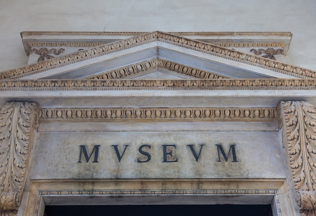 Photo détail d'un vieux panneau de musée en italie - presque 200 ans