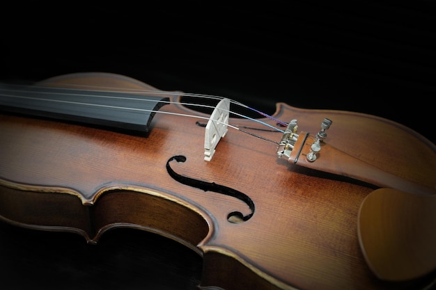 Détail de violon sur fond sombre libre