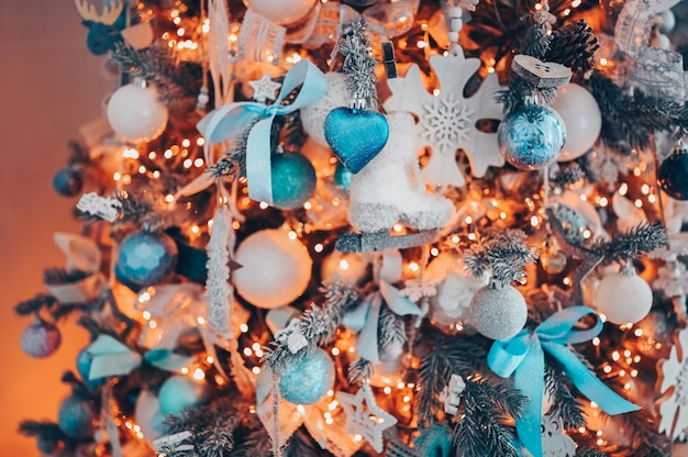 Détails d'un arbre décoré de Noël dans des couleurs rose pâle et turquoise