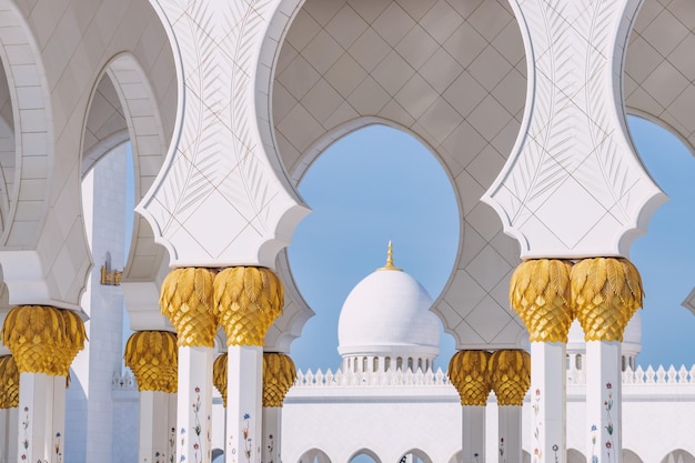 Détails architecturaux de la célèbre grande mosquée Sheikh Zayed à Abu Dhabi, UAE