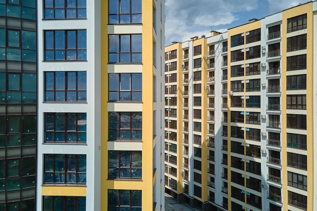 Détails architecturaux de la façade moderne de l'immeuble d'appartements avec de nombreuses fenêtres et balcons